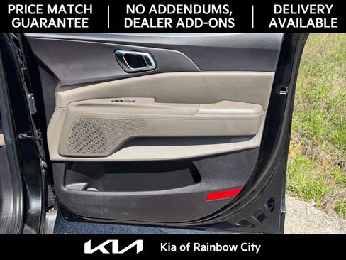 Used 2025 Kia Carnival EX image 17