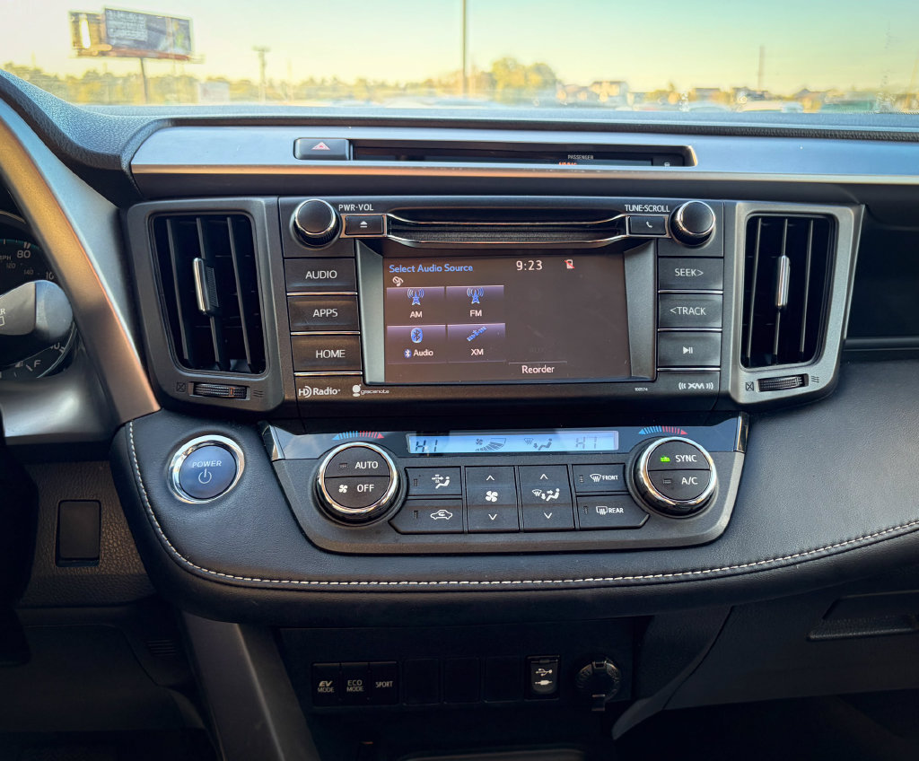 Used 2016 Toyota RAV4 XLE AWD/4WD image 4