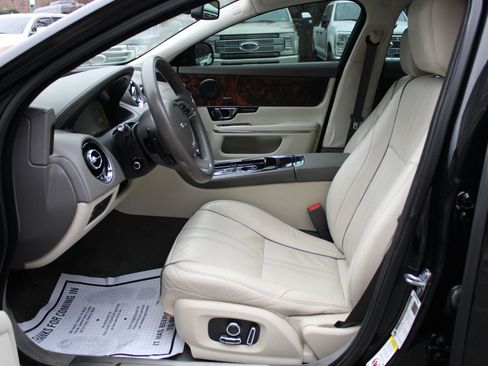 Used 2017 Jaguar XJ R-Sport image 18