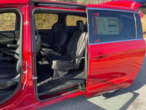 New 2026 Chrysler Pacifica Select image 20