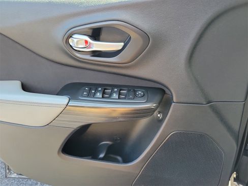 Used 2014 Jeep Cherokee Sport image 26