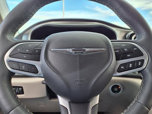 Used 2023 Chrysler Pacifica Touring-L FWD image 27