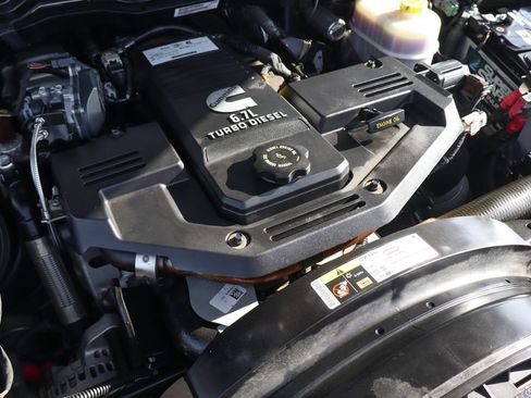 Used 2018 RAM 2500 Tradesman w/ Chrome Appearance Group RWD image 14