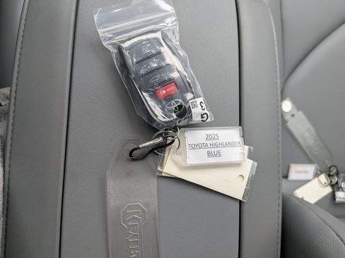 Used 2025 Toyota Highlander XLE FWD image 34
