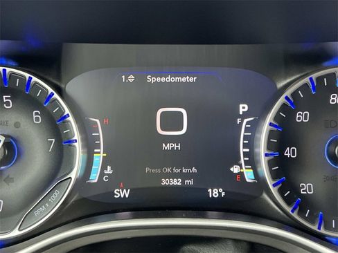 Used 2024 Chrysler Pacifica Touring-L image 17