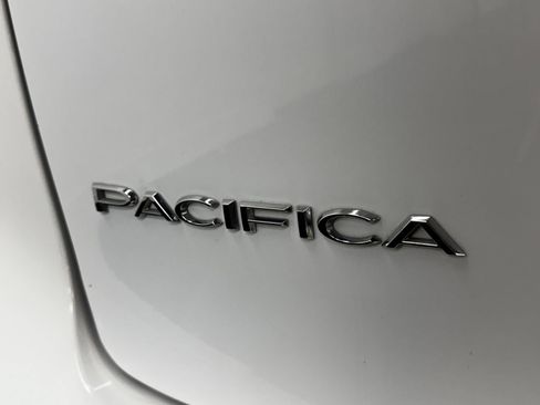 Used 2023 Chrysler Pacifica Limited FWD image 8