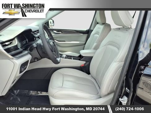 Used 2023 Jeep Grand Cherokee Overland RWD image 8