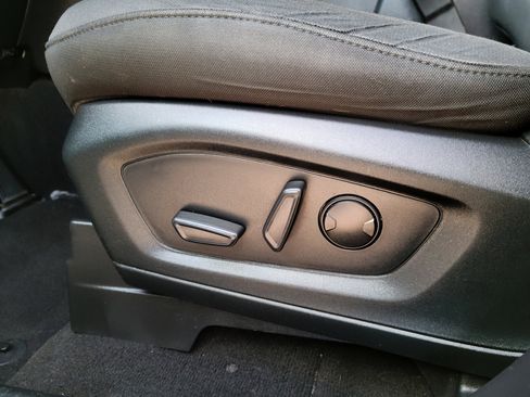 Used 2020 Ford Explorer XLT w/ Comfort Package image 17