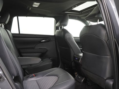 Used 2025 Toyota Highlander XSE AWD/4WD image 14