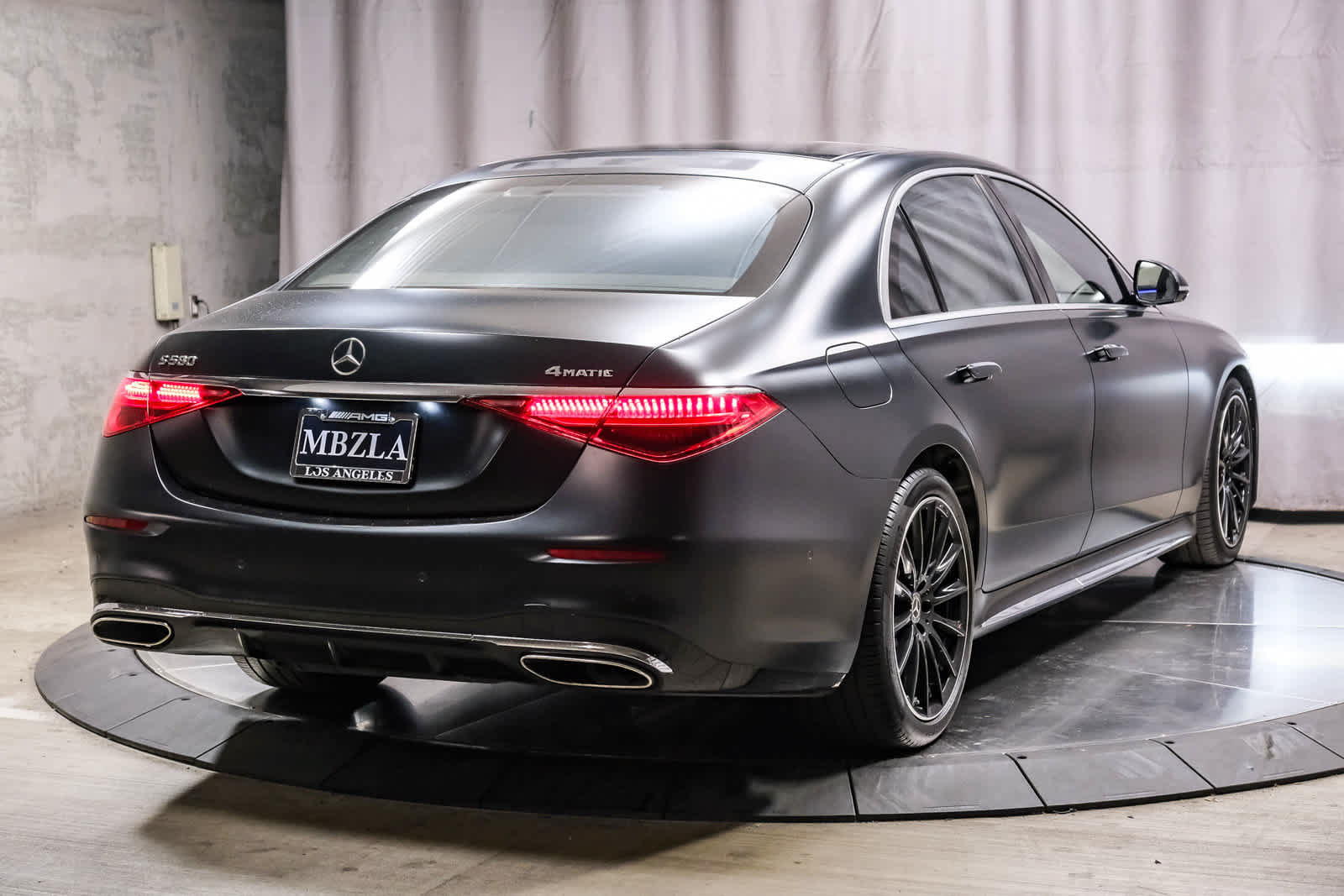 Used 2022 Mercedes-Benz S 580 4MATIC Sedan w/ AMG Line Package image 4