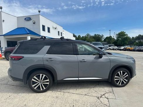 Used 2025 Nissan Pathfinder Platinum FWD image 17