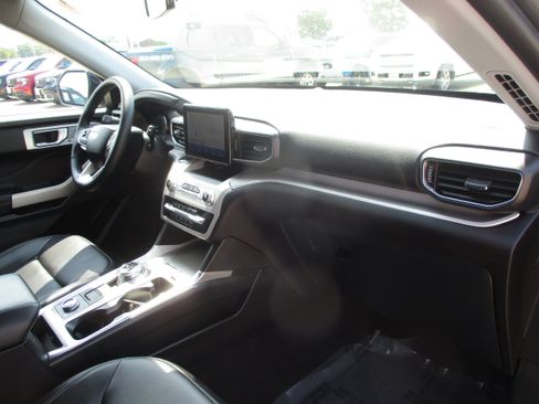 Used 2024 Ford Explorer XLT w/ Equipment Group 202A AWD/4WD image 48