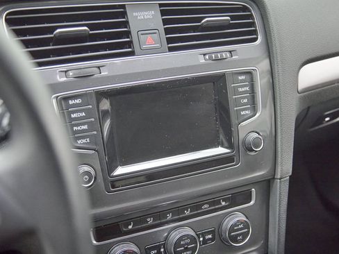 Used 2015 Volkswagen e-Golf Limited Edition image 16