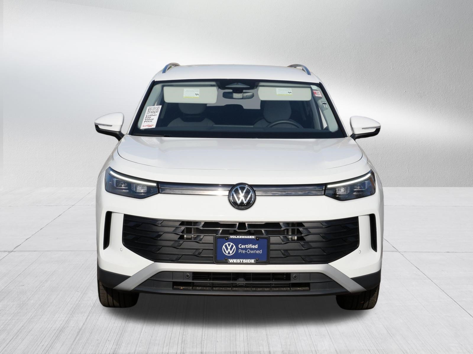 Used 2025 Volkswagen Tiguan SE AWD/4WD image 2