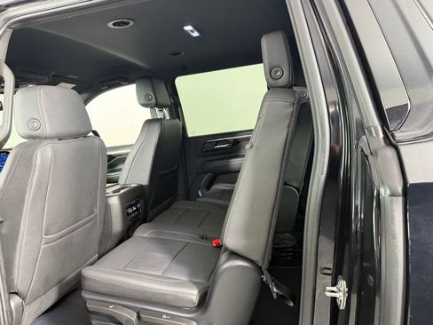 Used 2025 Chevrolet Suburban Z71 image 27