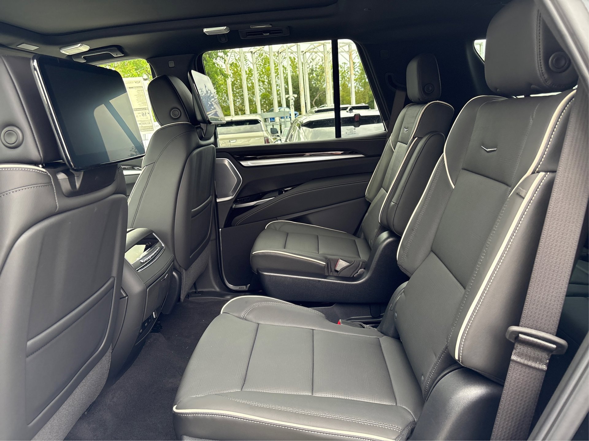 New 2026 Cadillac Escalade Luxury w/ LPO, Radiant Package AWD/4WD image 10
