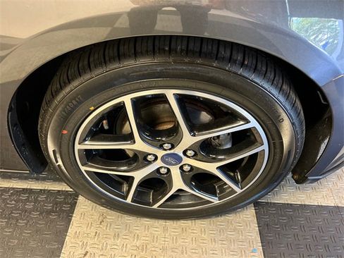 Used 2017 Ford Focus SEL w/ Cold Weather Package image 9