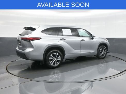 Used 2022 Toyota Highlander XLE AWD/4WD image 7