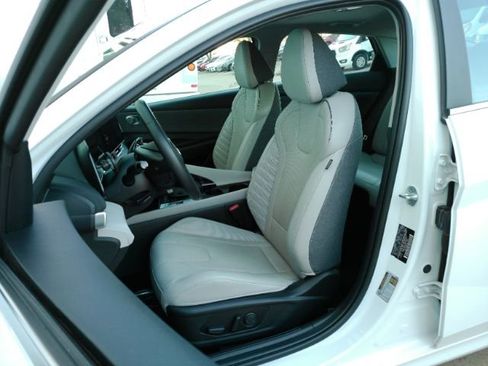 Used 2023 Hyundai Elantra Limited image 6