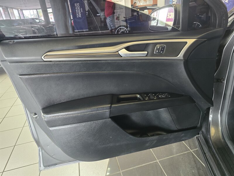 Used 2017 Ford Fusion SE w/ Fusion SE Technology Package FWD image 7