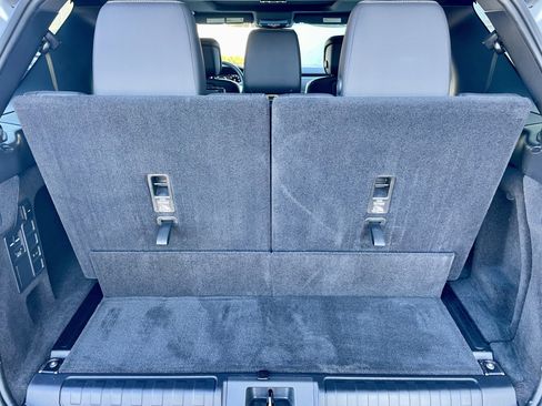 Certified 2024 Land Rover Discovery Dynamic SE image 38