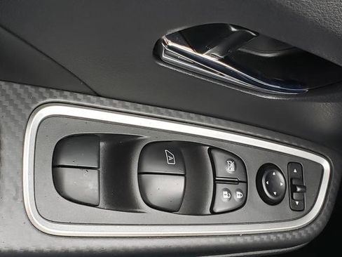 Used 2021 Nissan Versa SR image 19