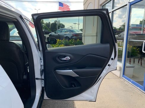 Used 2018 Jeep Cherokee Latitude Plus w/ Comfort/Convenience Group AWD/4WD image 35