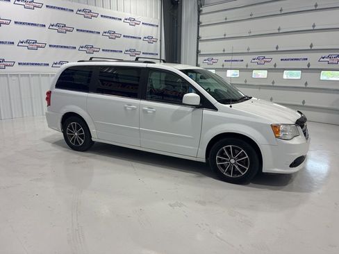 Used 2017 Dodge Grand Caravan SXT image 8