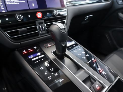 Used 2025 Porsche Macan image 19