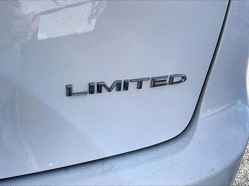 Used 2024 Chrysler Pacifica Limited FWD image 7