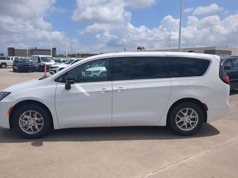 New 2027 Chrysler Pacifica Select FWD image 5