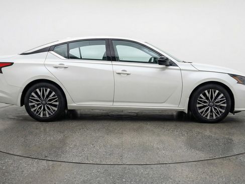 Used 2025 Nissan Altima 2.5 SV image 8