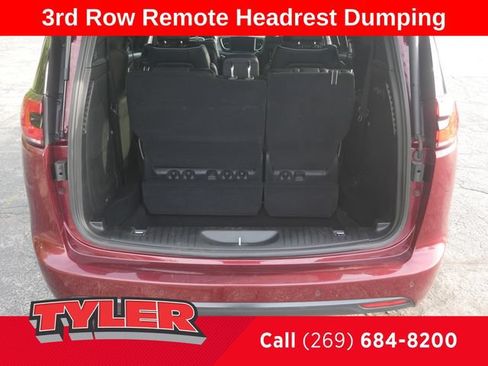 Used 2023 Chrysler Pacifica Limited w/ Uconnect Theater Family Group FWD image 18