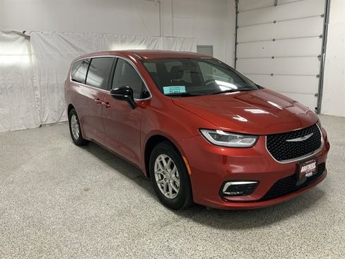 Used 2025 Chrysler Pacifica Select FWD image 4