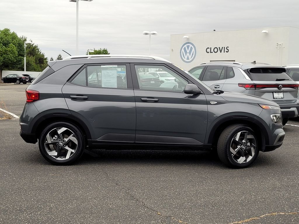 Used 2025 Hyundai Venue SEL FWD image 5