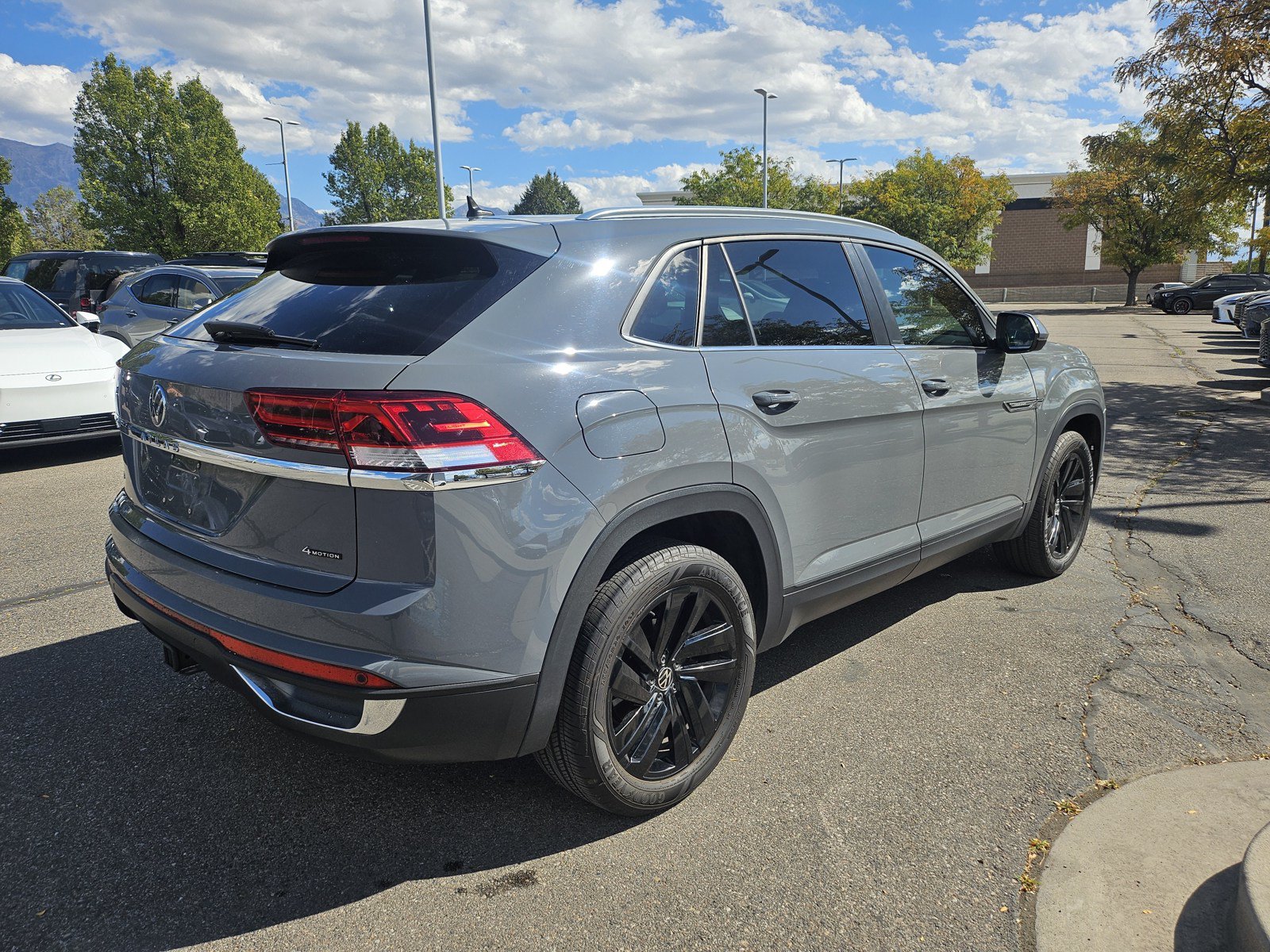 Used 2023 Volkswagen Atlas Cross Sport SE w/ Panoramic Sunroof Package AWD/4WD image 5