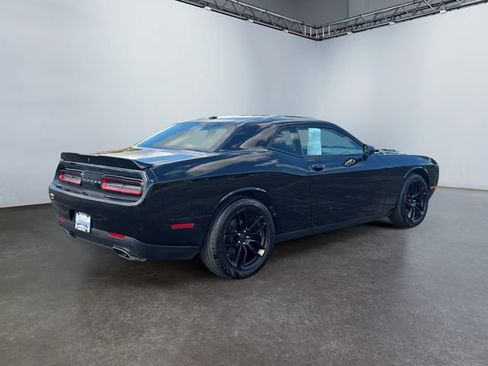 Used 2018 Dodge Challenger SXT RWD image 5