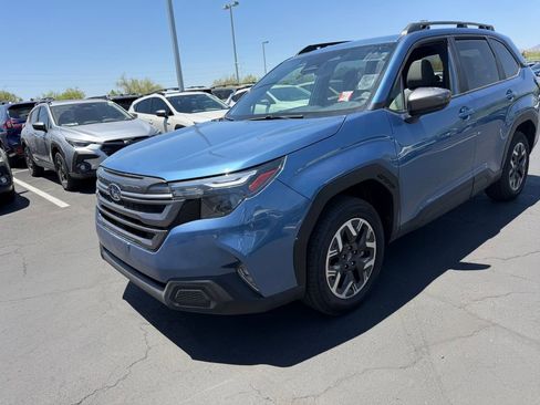 Used 2025 Subaru Forester Premium AWD/4WD image 3