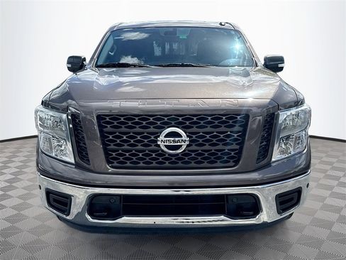Used 2019 Nissan Titan SV w/ SV Convenience Package image 2