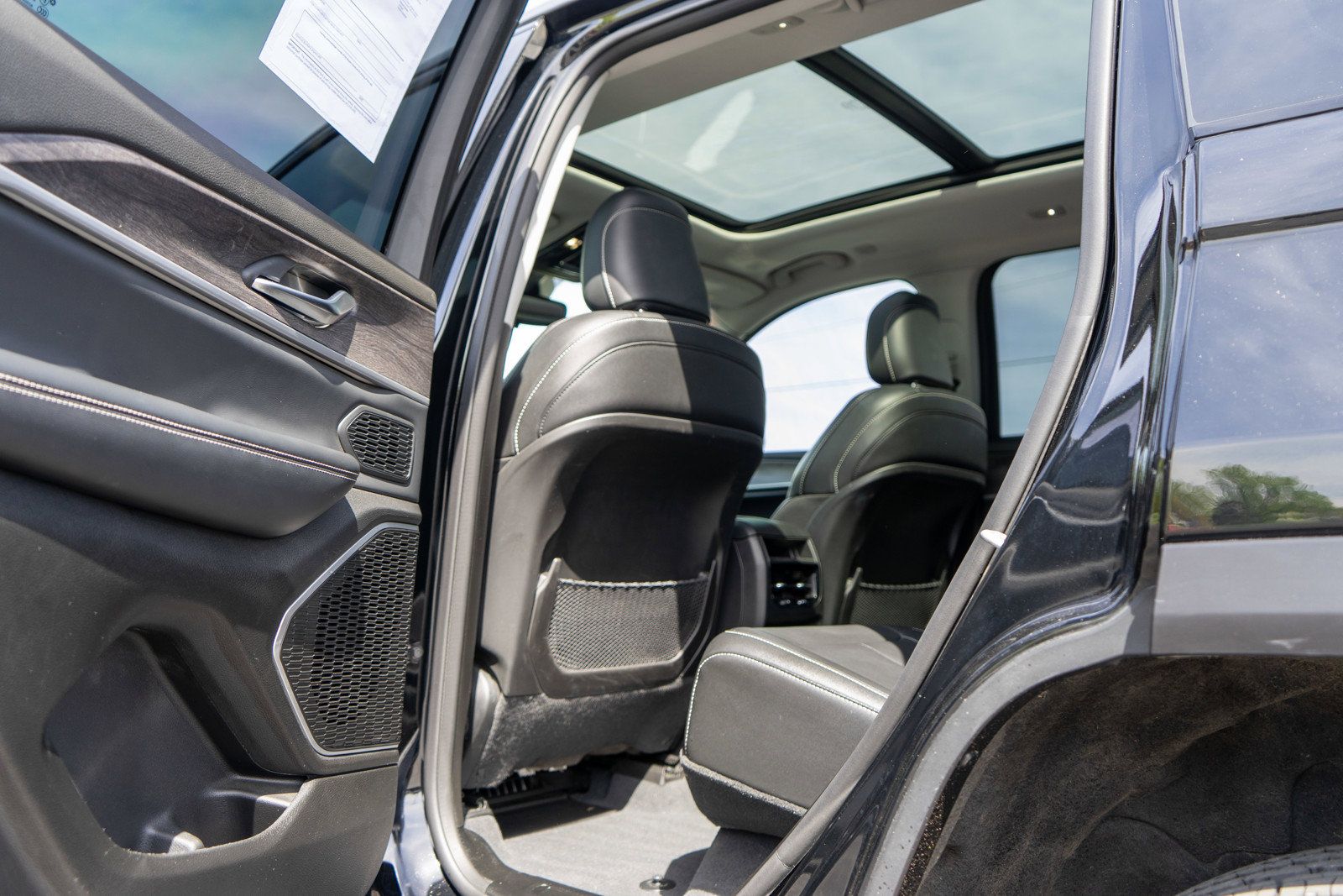 Used 2023 Jeep Grand Cherokee Limited w/ Black Appearance Package AWD/4WD image 30