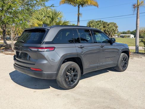 Used 2025 Jeep Grand Cherokee Altitude AWD/4WD image 5
