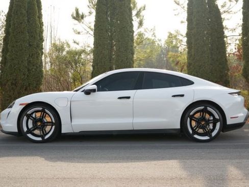 Used 2022 Porsche Taycan image 6