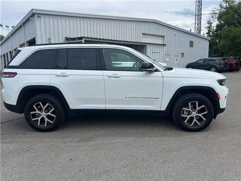 Used 2025 Jeep Grand Cherokee Limited AWD/4WD image 36