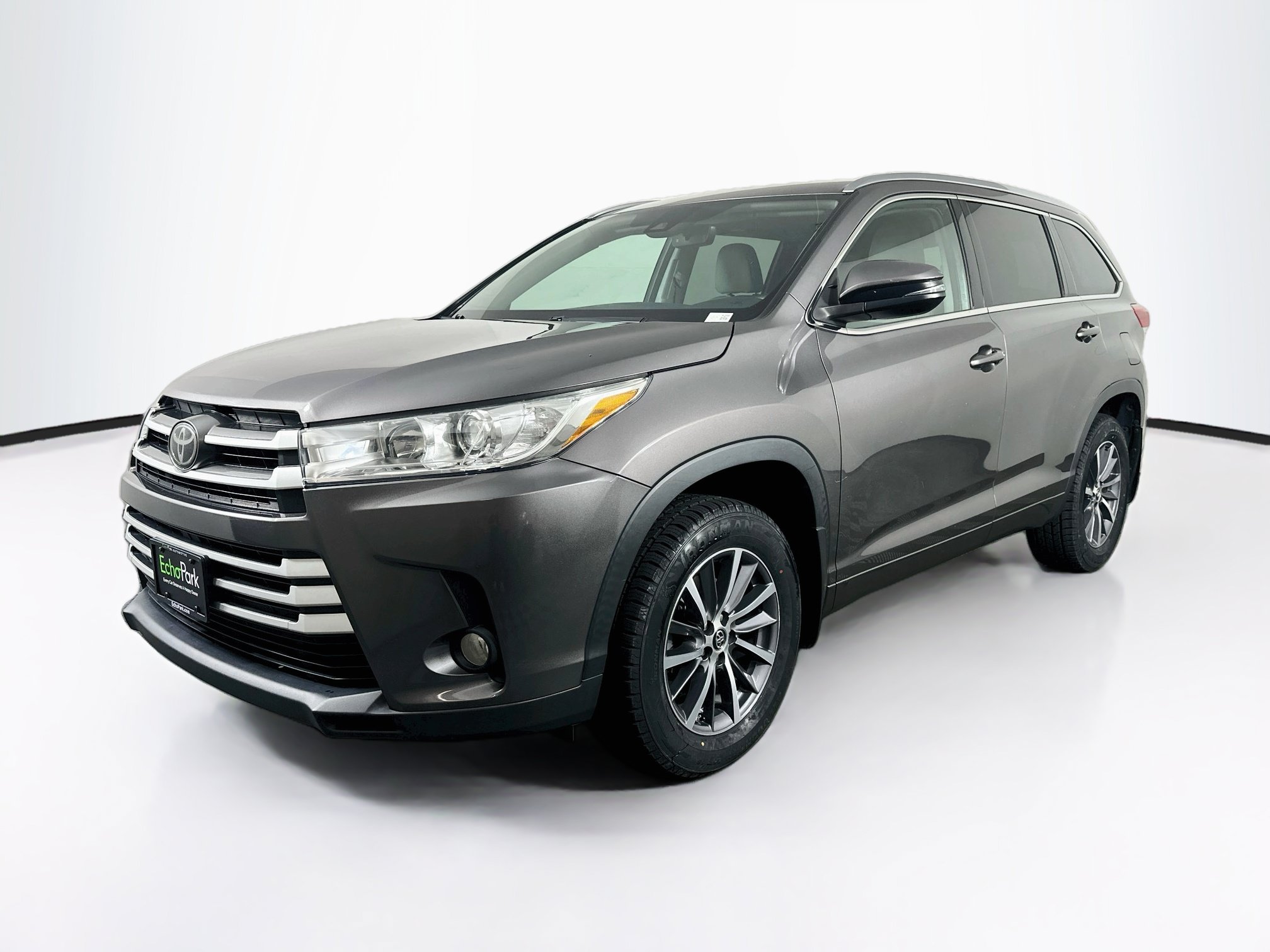 Used 2017 Toyota Highlander XLE w/ Carpet Mat Package AWD/4WD image 3