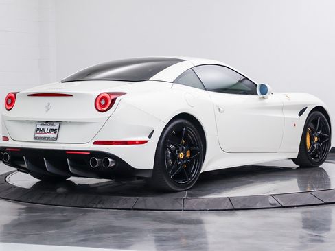 Used 2017 Ferrari California T RWD image 6