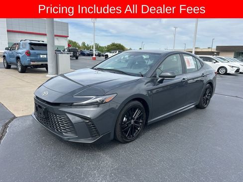 Used 2025 Toyota Camry SE FWD image 1
