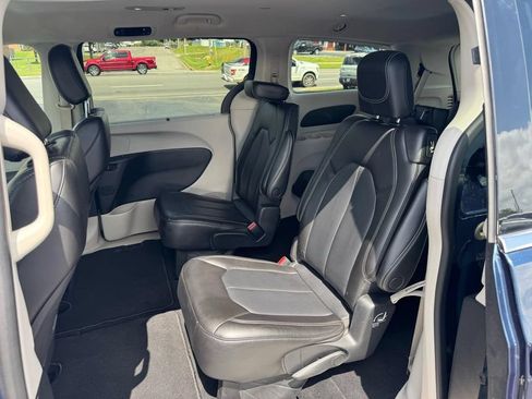 Used 2023 Chrysler Pacifica Touring-L FWD image 17