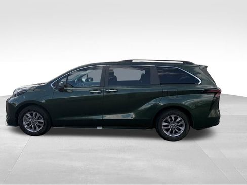 Used 2024 Toyota Sienna XLE image 4