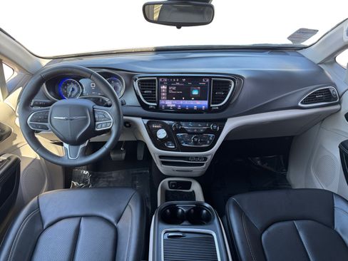 Used 2024 Chrysler Pacifica Touring-L FWD image 10