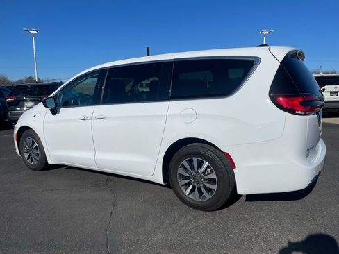 Used 2024 Chrysler Pacifica Limited FWD image 5